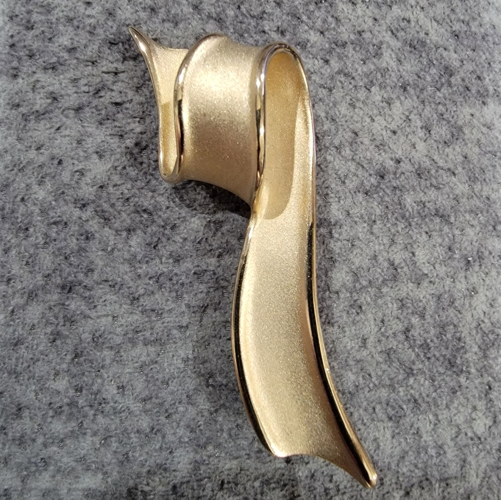 Elegant Gold Ribbon Brooch.
